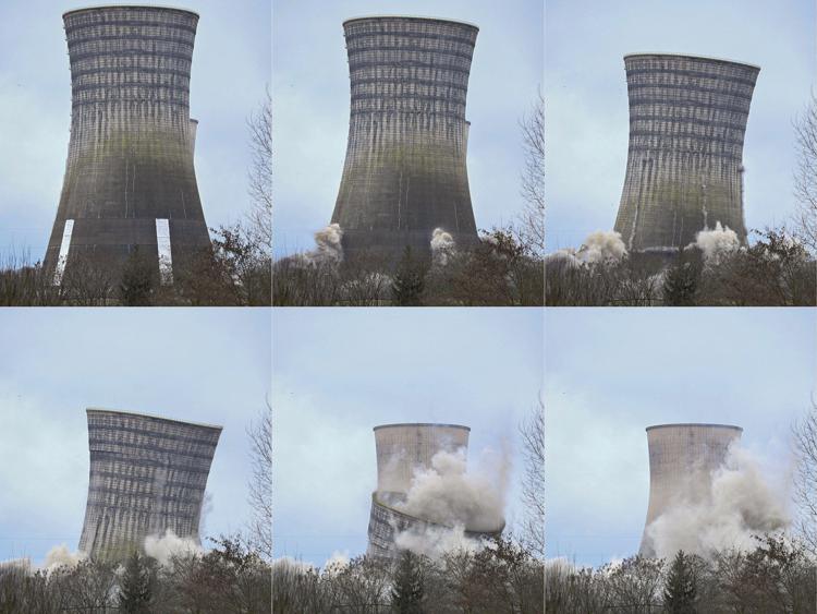 La combinazione di immagini mostra la storica torre della centrale a carbone Emile Huchet in fase di demolizione tramite esplosione, a Saint-Avold, nel nord-est della Francia, l'11 febbraio 2024 - (Afp)