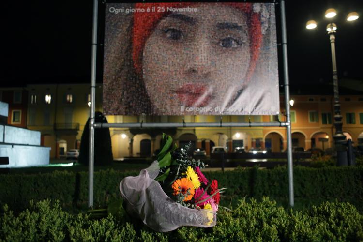 Un cartellone con la foto di Saman Abbas e un mazzo di fiori - Fotogramma