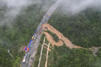 Autostrada crollata in Cina, si aggrava bilancio vittime: almeno 36 i mor