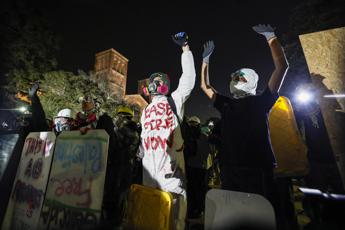 Usa, non si fermano proteste pro-Gaza nelle università: polizia fa irruzione a Uc