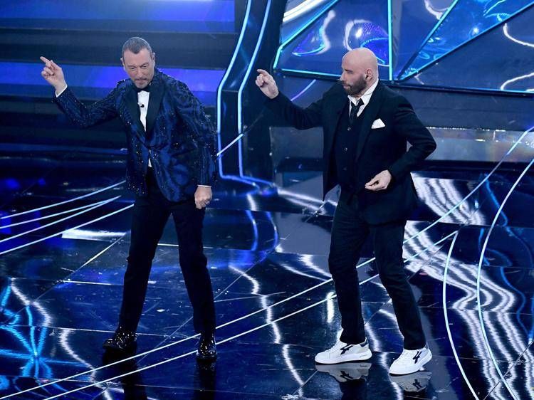 Amadeus e John Travolta a Sanremo 2024 - Fotogramma /Ipa