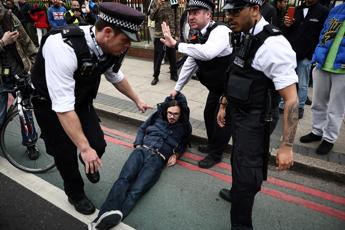 Londra, in centinaia contro il trasferimento dei migranti su una chiatta: almeno 45 arres