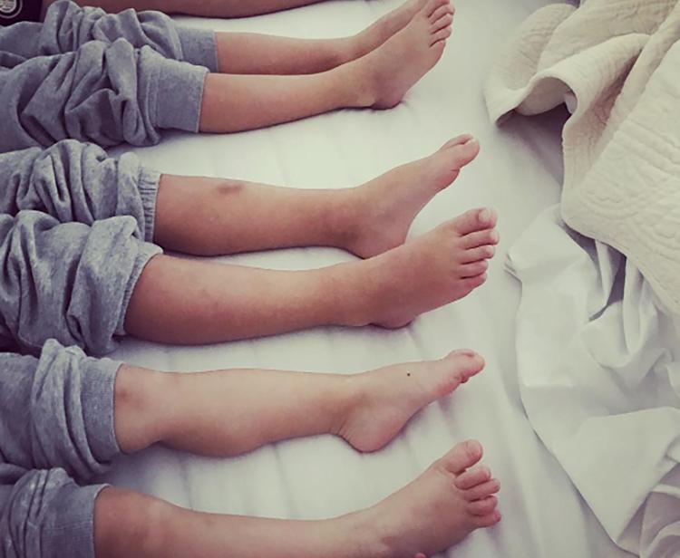 Gambe e piedi di bambini - Fotogramma