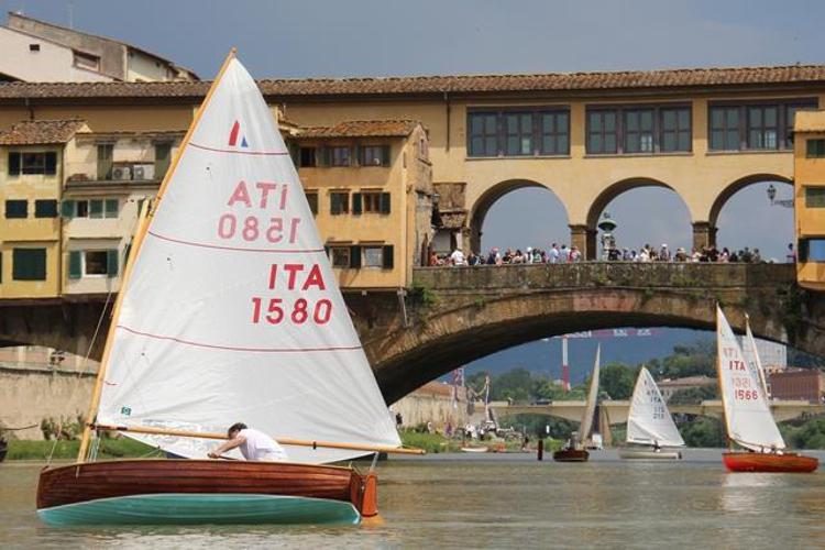 Vela d'epoca, Vele storiche Viareggio riporta i dinghy sull'Arno il 2 giugno