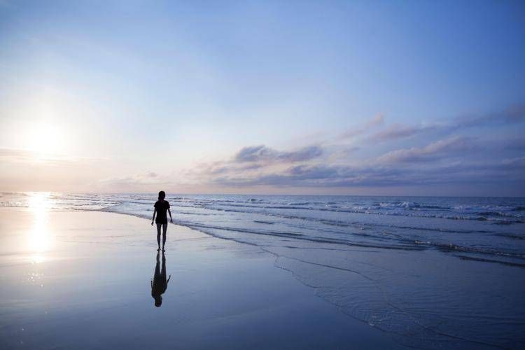 Donna sulla spiaggia (Foto )