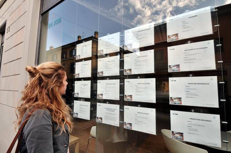 Ragazza guarda le offerte di lavoro - FOTOGRAMMA