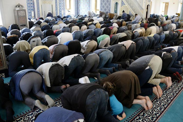 Fedeli islamici in preghiera  - Afp