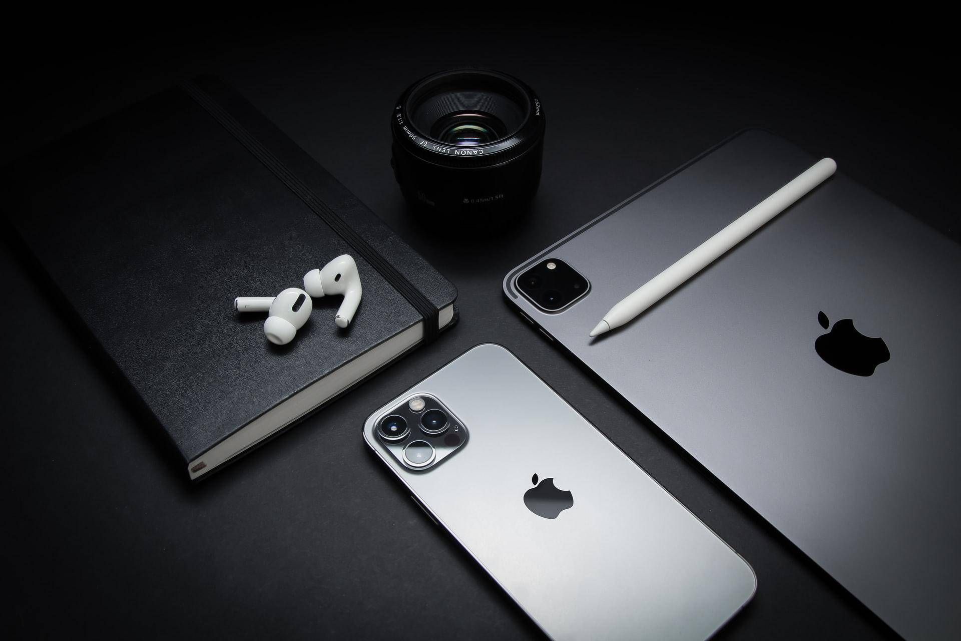 Apple, sales of iPhone and iPad are decreasing but online services are increasing