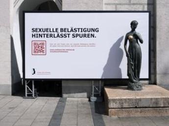 Germania, statue con seni logori per selfie turisti: le foto usate per campagna anti molest