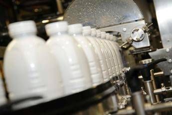 Bottiglie di latte - FOTOGRAMMA