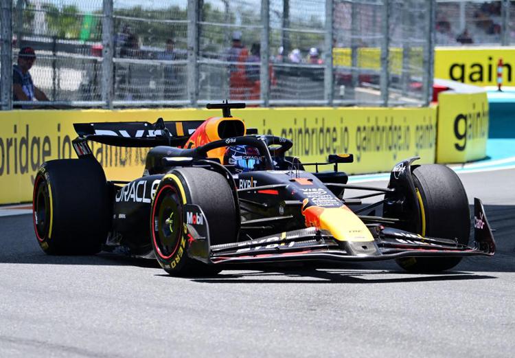 Gp Miami, Verstappen conquista pole Sprint e Leclerc secondo