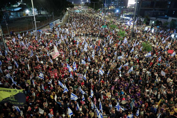 Manifestazione in Israele di parenti e sostenitori degli ostaggi (Afp)