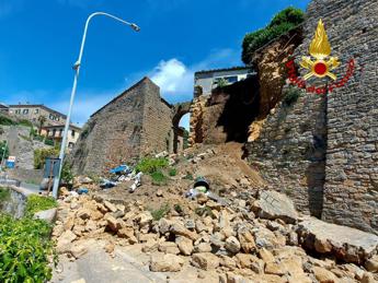 Volterra, crolla parte di mura antiche: un feri