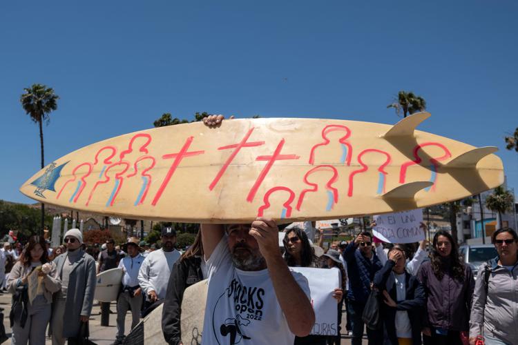 Manifestazione per i surfisti uccisi - (Afp)
