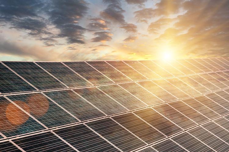 Pannelli solari energia rinnovabile Italia - Canva