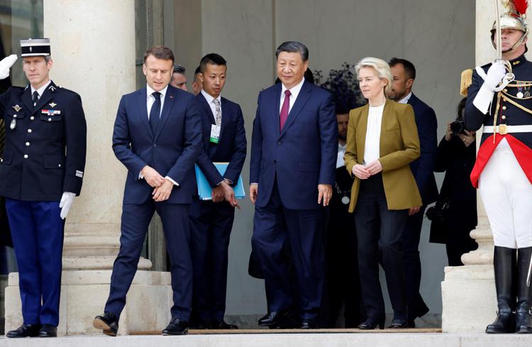 Xi Jinping, a Parigi per il trilaterale con il presidente francese Emmanuel Macron e la presidente della Commissione europea Ursula von der Leyen - (Afp)