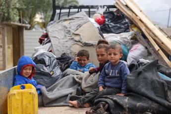 Rafah, con incursione Israele a rischio la vita di 600mila bambini: l'allarme di Save the Childr