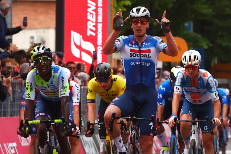 Giro d'Italia, Merlier vince la terza tappa: Pogacar resta in rosa