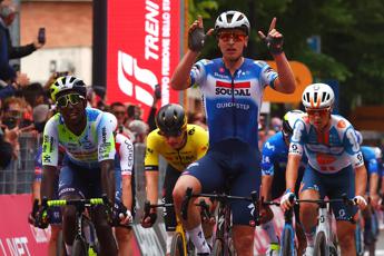 Giro d'Italia 2024, Merlier vince la terza tappa: Pogacar resta in ro
