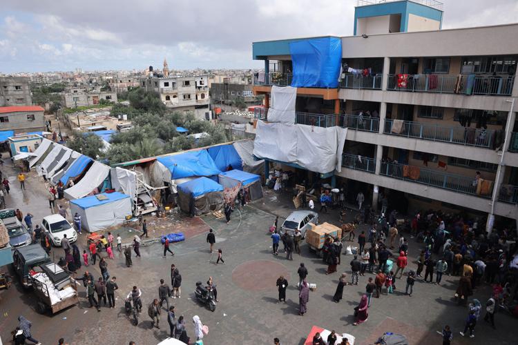 Palestinesi sfollati a Rafah (Afp)
