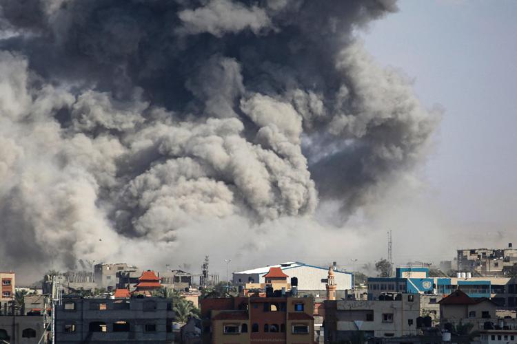 Fumo su Rafah dopo un raid israeliano - Afp