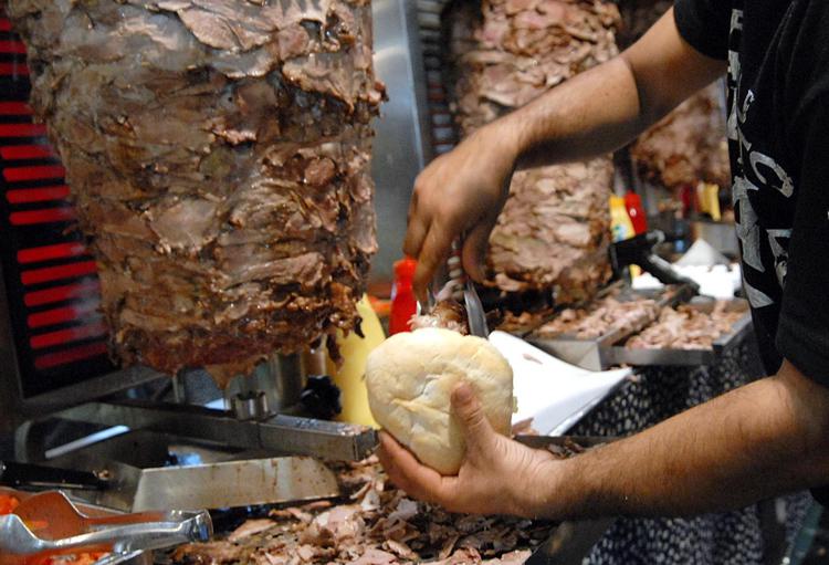 Preparazione del kebab - (Fotogramma)
