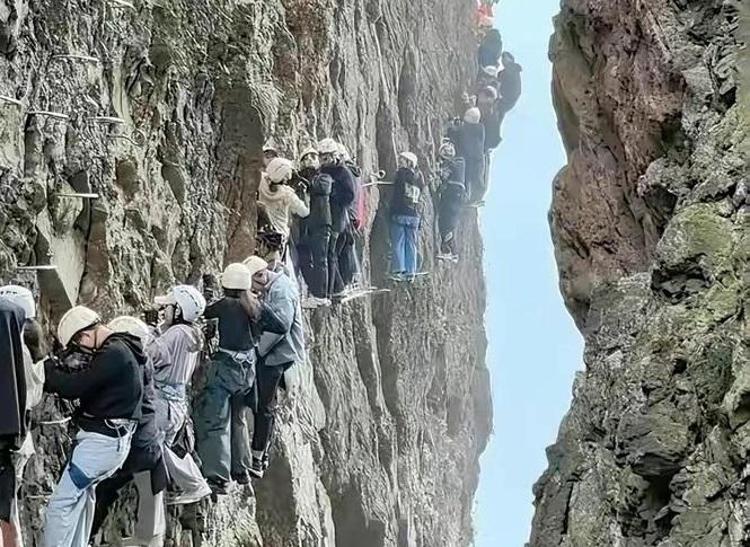 Il gruppi di alpinisti che scalavano il monte Yandang