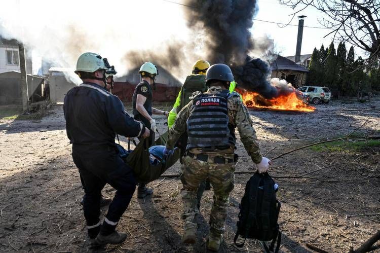 Soccorsi a Zaporizhzhia dopo un attacco russo - Fotogramma /Ipa