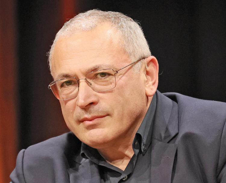 "Putin vuole distruggere l'Occidente e durare altri 15 anni". Parla il dissidente Khodorkovsky
