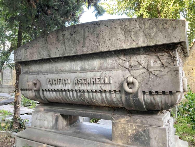 Il monumento funebre di Pacifico Ascarelli, edificato nel vecchio cimitero ebraico di via Aquileia a Napoli