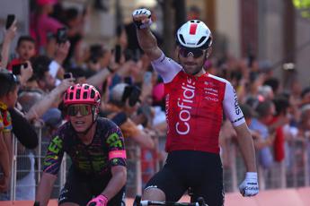 Giro d'Italia, Thomas vince la quinta tappa in volata: battuto Pietrobon