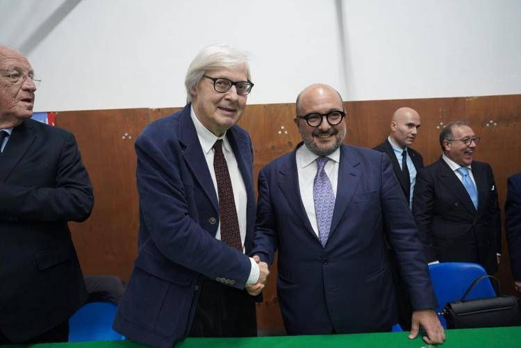 Strette di mano e abbracci, a Napoli scatta la pace tra Sangiuliano e Sgarbi