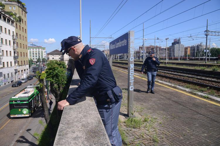 Polizia alla stazione Milano Lambrate dopo l'accoltellamento dell'agente - Fotogramma