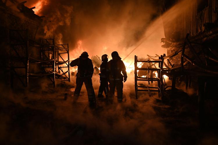 I vigili del fuoco ucraini lavorano per spegnere un incendio sul luogo di un attacco di droni contro impianti industriali a Kharkiv (Afp)