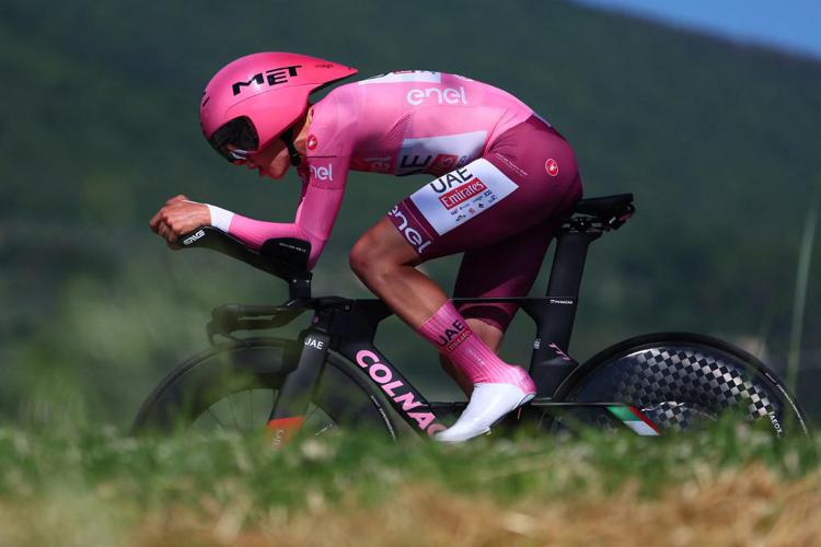 Giro d'Italia, Pogacar vince la crono: show della maglia rosa
