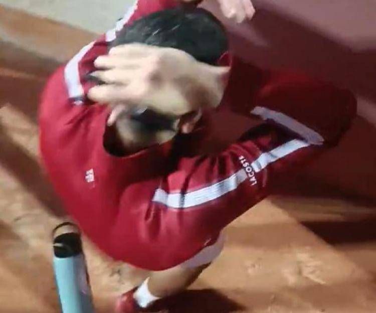Djokovic colpito dalla borraccia