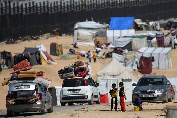Profughi a Rafah - Afp