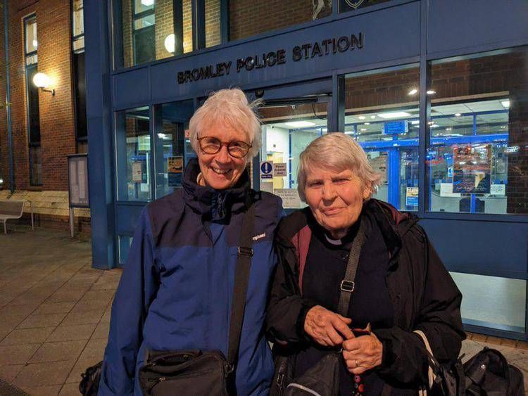 I due attivisti Sue Parfitt e Judy Bruce dopo il rilascio - La foto postata sui social da Just Stop Oil