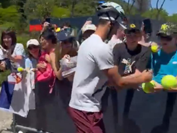 Djokovic e l'incidente della borraccia, oggi si presenta con il caschetto - Video