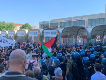 Cortei pro Palestina a Milano, Torino, Roma: tensione ai cancelli del Salone del lib
