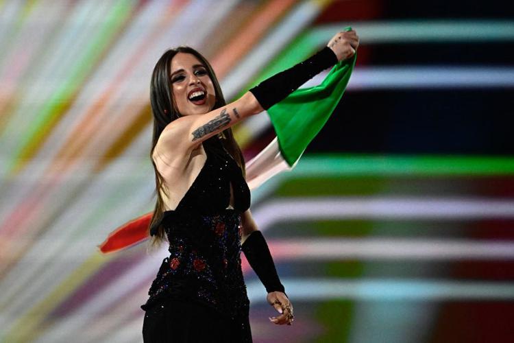 "Angelina Mango è la bandiera della Palestina", il tweet su Eurovision vola. E lei infiamma la Malmo Arena
