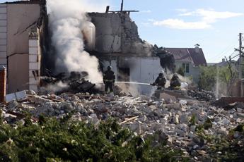 Ucraina, Russia intensifica offensiva a Kharkiv. Kiev colpisce Belgorod: crolla grattacie