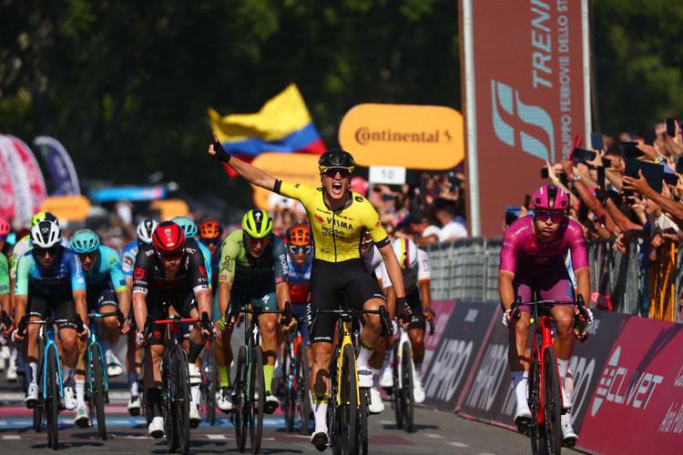 Giro d'Italia, Kooij vince la nona tappa e Pogacar sempre in maglia rosa