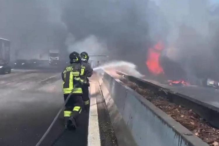 Auto in fiamme in autostrada, immagine di repertorio (Fotogramma)