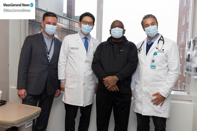 Richard Slayman con il team medico del Massachussetts General Hospital dal profilo X della struttura ospedaliera