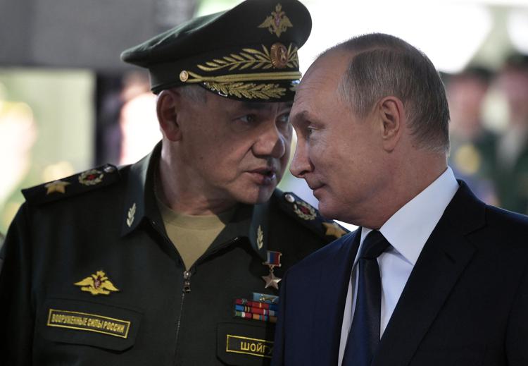 Il presidente russo Vladimir Putin e Sergei Shoigu - (Afp)