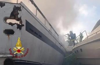 Fiumicino, incendio in un cantiere: a fuoco 4 imbarcazio