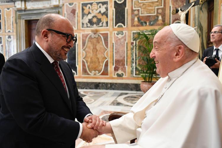 Gennaro Sangiuliano stringe la mano a Papa Francesco