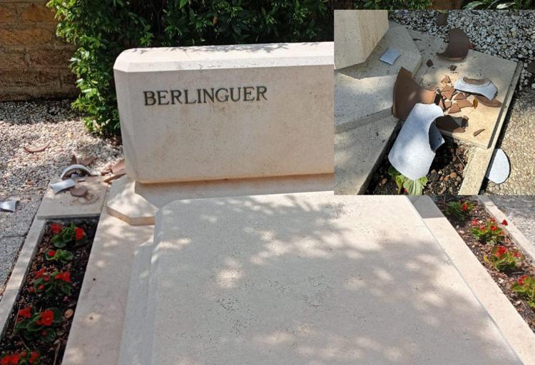 La tomba di Enrico Berlinguer con i vasi dei fiori frantumati postata su Facebook dalla figlia 