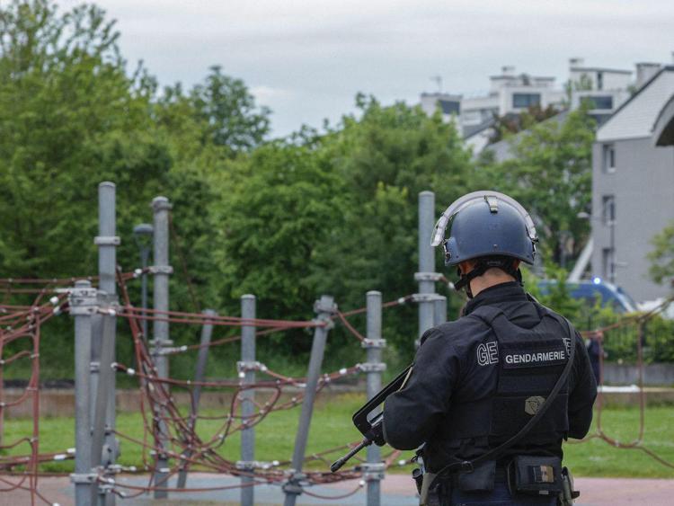 Francia, assalto a furgone polizia penitenziaria con detenuto a bordo: 3 agenti uccisi